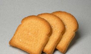 Hoe crackers van zwart brood te drogen