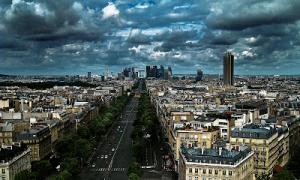De Grote Boog van Defensie in Parijs is een moderne versie van de Arc de Triomphe