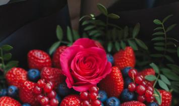 ক্যান্ডি bouquets উপর মাস্টার ক্লাস: বেরি এবং স্ট্রবেরি ফুল